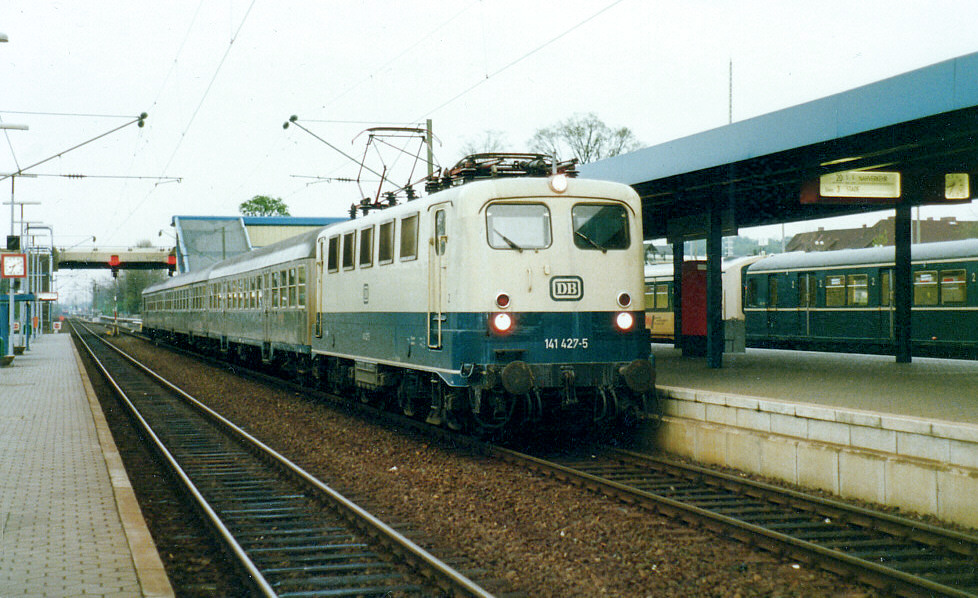 Foto von 141 427 vor einem Nahverkehrszug nach Stade im Bahnhof Hamburg-Neugraben