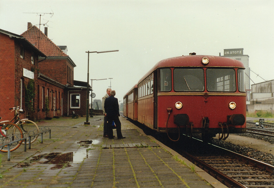 Foto eines Bundesbahn-Schienenbusses im Bahnhof Hademarschen