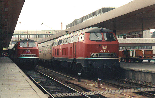 218 112 und 218 195 in Hamburg-Altona